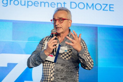 ZE-AWARDS-2025 Photo de l’équipe DomoZE recevant le prix Coup de Cœur lors du Grand Rendez-Vous du Bâti 2025 organisé par Zepros.